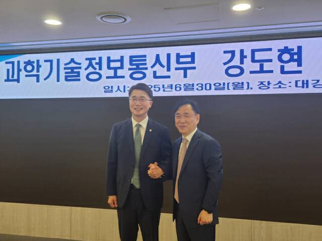 자신 양복의 뱃지를 건네 달아준 강도현 차관(오른쪽)과 류제명 신임 차