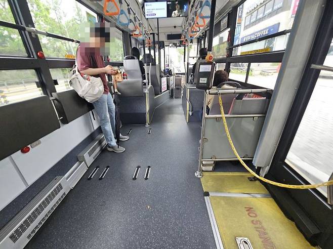 서울 저상버스 내부 모습. 일반적인 시내버스와 달리 공간이 상대적으로 넓다. 이정윤 기자