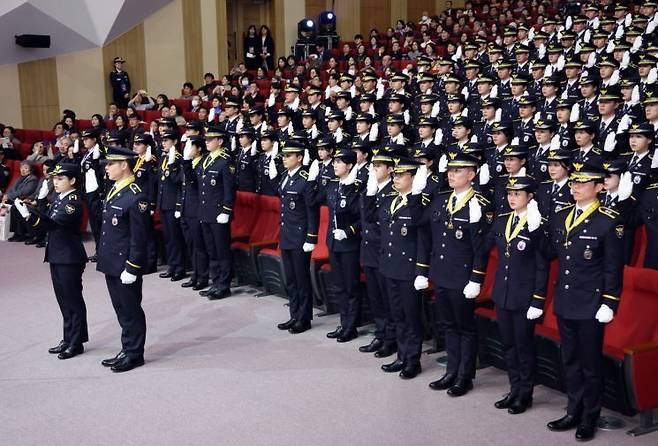올해 신임경찰 경위·경감 임용식에서 임용자들이 경찰대학교 이순신홀에서 임용 선서를 하고 있다. 연합뉴스