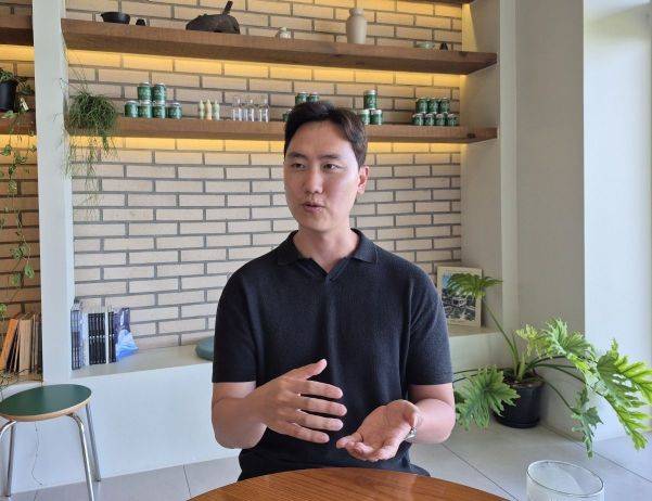 강영남 신세계백화점 수산물바이어가 아시아경제와 인터뷰에서 '해녀의 신세계' 브랜드에 대해 설명하고 있다.