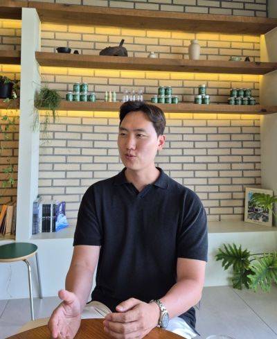 강영남 신세계백화점 수산물바이어가 아시아경제와 인터뷰에서 '해녀의 신세계' 브랜드에 대해 설명하고 있다.