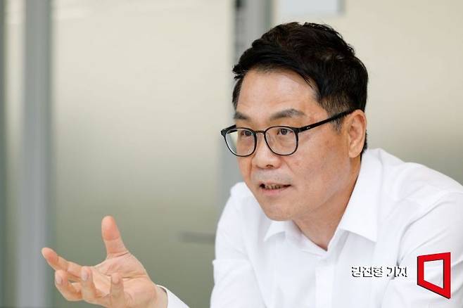 육심균 두산에너빌리티 CTO가 18일 경기 성남 분당두산타워에서 인터뷰 하고 있다. 강진형 기자