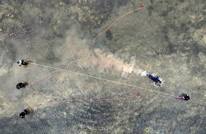 지난 24일 대전 대덕구 현도교 일원에서 소방대원이 드로우백(Throw Bag)을 이용한 수상구조 훈련을 하고 있다. /신현종 기자