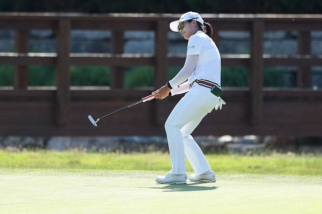 연장 1차전이 치러진 18번홀에서 버디 퍼트를 한 뒤 공을 지켜보는 임진희. /AFP 연합뉴스