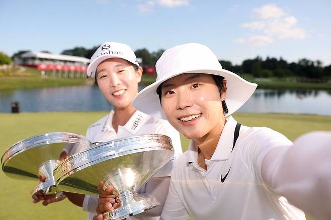 30일 미국 미시간주 미들랜드에서 열린 LPGA 다우 챔피언십에서 우승한 이소미(오른쪽)와 임진희가 우승 트로피를 들고 셀카를 찍고 있다./AFP 연합뉴스