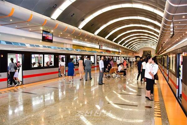 평양 지하철 내부에 조명과 스크린 등이 달린 모습. /조선신보 연합뉴스