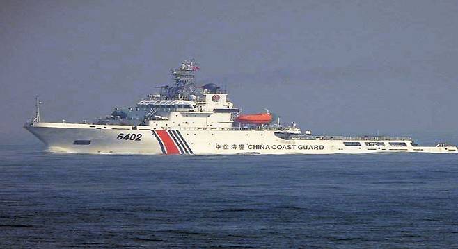 지난 2월 26일 한국 해양조사선 온누리호가 서해 잠정조치수역에 설치된 중국의 철제 구조물에 접근하자 중국 해경 함정 6402호가 출동하고 있다. /국민의힘 유용원 의원실