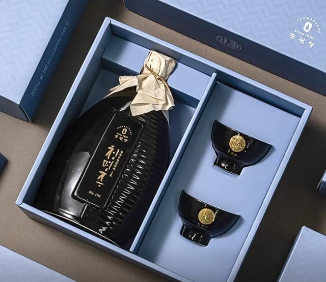 넷플릭스 오리지널 시리즈 '오징어 게임' 시즌3에서 만찬주로 사용된 충북무형문화재 2호 청명주./중원당 누리집 캡처