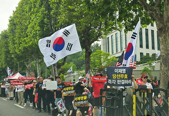 28일 오전 서울 서초구 서울고검 청사 서편에서 윤석열 전 대통령을 지지하는 응원집회가 열리고 있다. 이날 집회에는 300여명의 지지자들이 참가했다. /남강호 기자