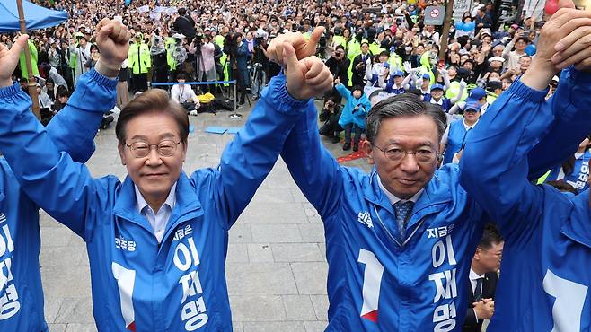 이재명 당시 더불어민주당 대선후보와 정성호 민주당 의원이 지난달 20일 경기도 의정부에서 유세를 하는 모습. /남강호 기자