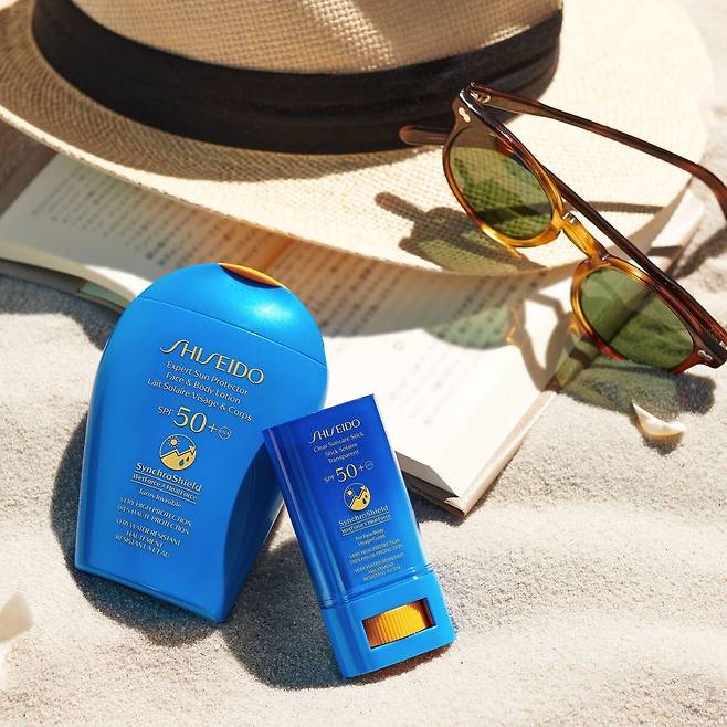 도심에서나 휴양지에서 또는 야외 운동 중에 간편하고 빠르게 항시 휴대하며 자외선차단을 하고 싶다면, 스틱 타입이 스마트한 선택이 되어준다. 시세이도.
