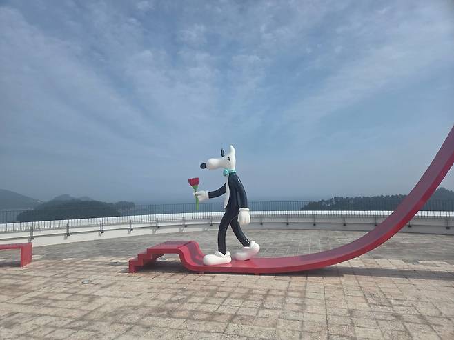 쏠비치 남해에 설치된 현대 미술가 스티브 해링턴의 작품 '퍼머넌트 기프트(permanent gift)'. /최효정 기자