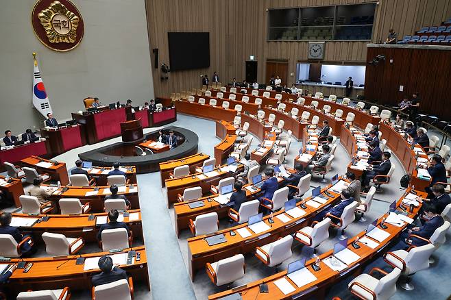 국민의힘 박형수 간사와 의원들이 30일 오전 서울 여의도 국회에서 열린 제426회국회(임시회) 예산결산특별위원회 제1차 전체회의에서 한병도 위원장과 여당을 향해 일방적으로 일정과 질의시간 등을 공지했다며 퇴장한 가운데 자리가 비어 있다. /뉴스1