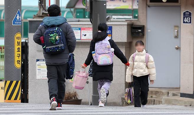 여성가족부와 양육비이행관리원은 오는 7월 1일부터 양육비 선지급제를 시행한다고 30일 밝혔다. 사진은 서울 시내 한 초등학교에서 학생들이 등교를 하고 있는 모습. 기사와는 무관. /뉴스1