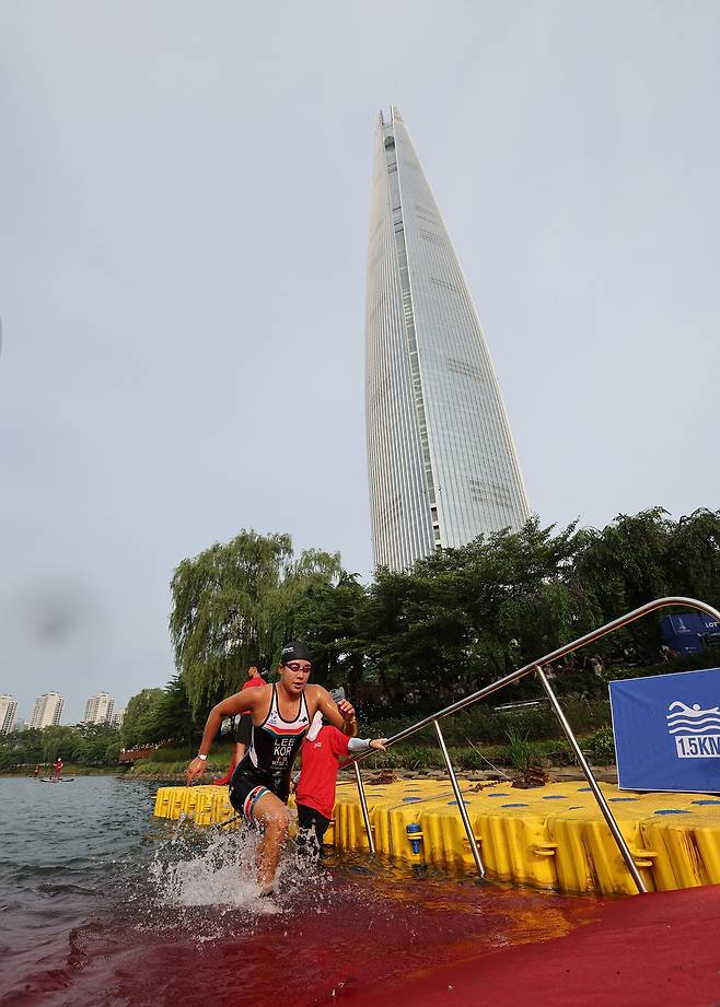 석촌호수 수영을 마치고 나오는 '2024 롯데 아쿠아슬론' 참가자. /롯데물산 제공