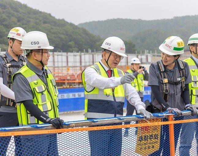 정경구 HDC현대산업개발 대표이사(왼쪽 두번째)가 27일 경영진 현장 안전 점검을 진행했다. ⓒ HDC현대산업개발