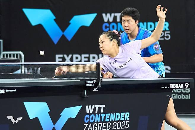 임종훈(뒤)-신유빈 조가 29일 월드테이블테니스(WTT) 컨텐더 자그레브 혼합복식에서 우승하며 21일 스타 컨텐더 류블라냐에 이어 2주 연속 정상에 올랐다. WTT 제공
