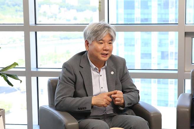 김영부 부산과학기술고등교육진흥원 원장은 27일 부산 해운대구 집무실에서 본보와 인터뷰를 갖고 “부산이 연구개발 기반의 과학기술 분야에서 혁신을 이룰 수 있도록 최선을 다하겠다”고 강조했다. 부산과학기술고등교육진흥원 제공