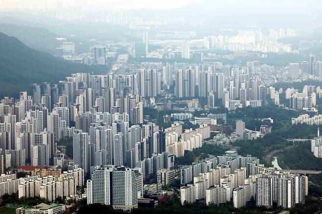 정부가 수도권과 규제지역의 주택담보대출 한도를 6억원으로 제한하는 초강수 조치를 펴면서 서울 아파트의 74%가 주담대 제한 영향권에 들게 된다는 분석이 나왔다. 부동산R114의 수도권 아파트 평균 시세를 보면 서울 전체 25개 구 가운데 18개 구의 대출액이 종전보다 줄어들 것으로 예상했다.    사진은 29일 서울 송파구 롯데월드타워 전망대 서울스카이에서 바라본 서울시내 아파트의 모습. 2025.06.29. 서울=뉴시스