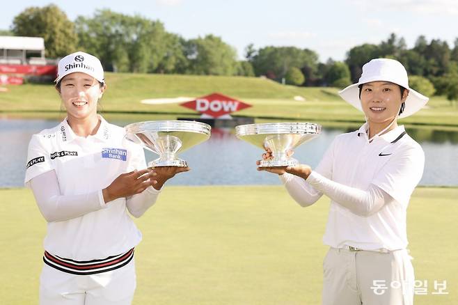임진희(왼쪽)와 이소미가 30일 끝난 미국여자프로골프(LPGA)투어 다우 챔피언십에서 정상에 선 뒤 트로피를 들고 함께 카메라 앞에 섰다. 지난해 함께 LPGA투어에 데뷔했던 두 선수는 이날 나란히 데뷔 첫 승을 합작했다. LPGA투어 제공