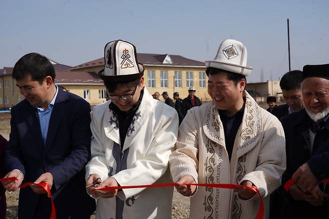 원일형 프로젝트 매니저(오른쪽)가 상수관 완공 행사에 참여하고 있다. 굿네이버스 제공