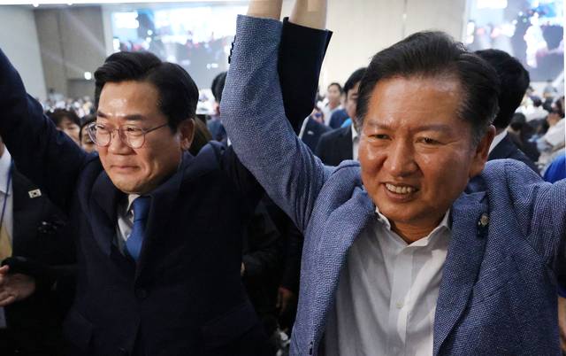 더불어민주당 최대 원외 조직이자 친명(親이재명)계 조직으로 꼽히는 ‘더민주전국혁신회의’ 지난 6월29일 오후 청주 오스코에서 3기 지도부 선출을 위한 전국대회를 개최한 가운데 민주당 8·2 전당대회 당대표 후보로 출마한 정청래(오른쪽) 전 최고위원과 박찬대(왼쪽) 전 원내대표가 행사에 참석해 있다.<연합뉴스 사진>