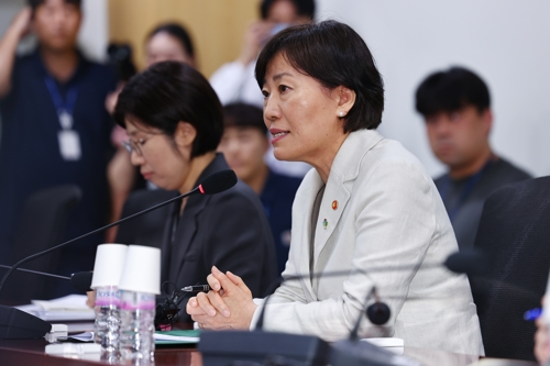 송미령 농림축산식품부 장관이 27일 국회에서 열린 더불어민주당 농림축산식품해양수산위원회 위원들과의 당정간담회에서 모두발언하고 있다.   [연합뉴스]