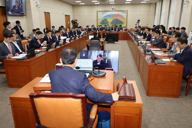 30일 국회에서 열린 정무위원회 전체회의에서 국민의힘 소속 윤한홍 위원장이 의사봉을 두드리고 있다. 연합뉴스