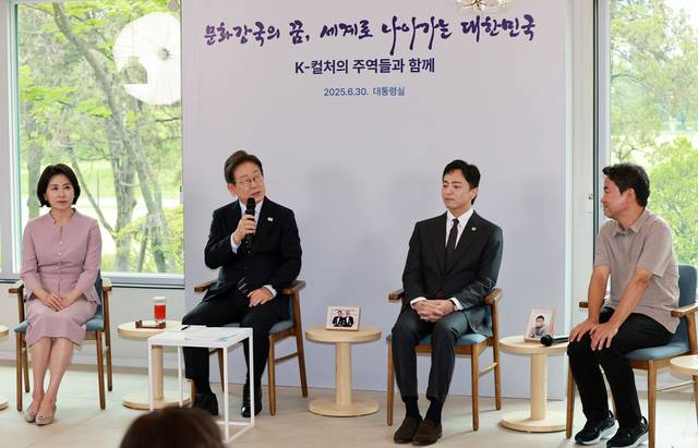 이재명 대통령과 김혜경 여사가 30일 서울 용산 대통령실 파인그라스에서 문화예술계 수상자들과 간담회를 하고 있다. 대통령실통신사진기자단=연합뉴스.