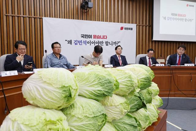 생각에 잠겨있는 송언석 원내대표 송언석(오른쪽 세번째) 국민의힘 원내대표가 30일 국회에서 열린 김민석 국무총리 후보자 국민청문회에 참석해 발언을 들으며 생각에 잠겨있다. [연합뉴스]