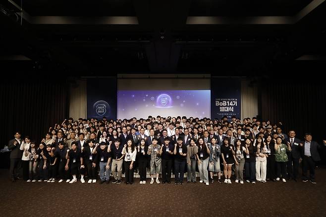 BoB 14기 발대식에 참석한 교육생과 주요 관계자들이 다함께 기념촬영 하고 있다.
