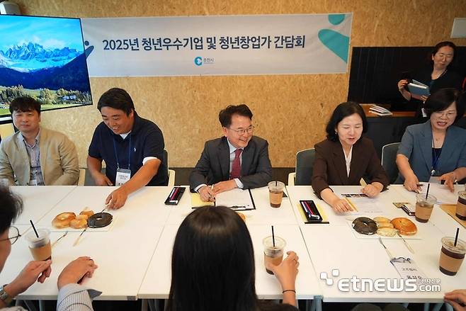 육동한 춘천시장(가운데)가 지역 청년 창업가와 간담회를 개최했다.