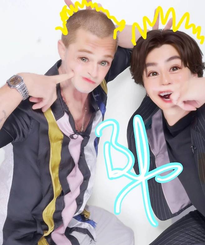 일본가서 스티커사진 찍은 브래드피트