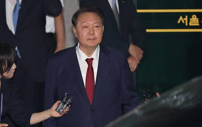 윤석열 전 대통령이 29일 새벽 서울 서초구 서울고등검찰청 청사에 마련된 내란특검 사무실에서 피의자 신분으로 조사를 마친 뒤 귀가하고 있다.(공동취재) 2025.6.29/뉴스1 ⓒ News1 김성진 기자 /사진=뉴스1