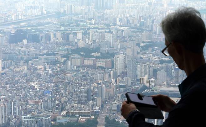 [서울=뉴시스] 박주성 기자 = 정부가 수도권과 규제지역의 주택담보대출 한도를 6억원으로 제한하는 초강수 조치를 펴면서 서울 아파트의 74%가 주담대 제한 영향권에 들게 된다는 분석이 나왔다. 부동산R114의 수도권 아파트 평균 시세를 보면 서울 전체 25개 구 가운데 18개 구의 대출액이 종전보다 줄어들 것으로 예상했다. 사진은 29일 서울 송파구 롯데월드타워 전망대 서울스카이에서 바라본 서울시내 아파트의 모습. 2025.06.29. park7691@newsis.com /사진=뉴시스