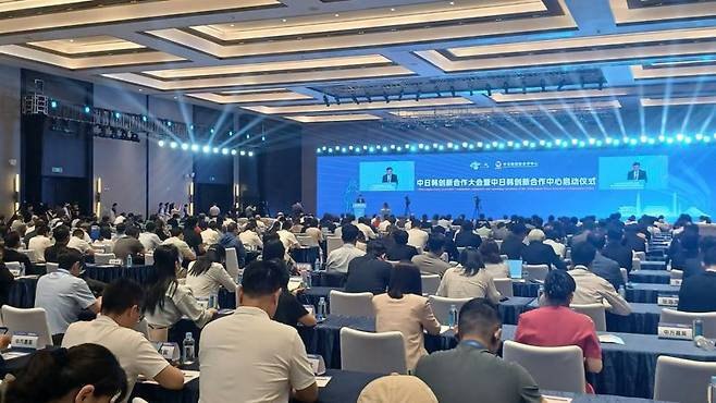 우수근 한중글로벌협회장이 지난 25일 중국 산둥성에서 열린 '한중일 혁신협력센터' 출범식에 참석, 축사를 하고 있다. 이날 중국정부측 주요 귀빈들이 대거 참석해 성료됐다. 한중글로벌협회 제공