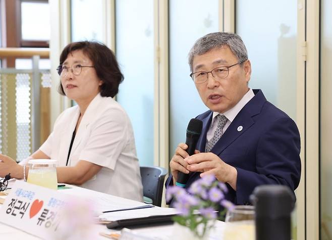 [서울=뉴시스] 정근식 서울시교육감이 19일 오후 서울 중랑구 면일어린이집을 방문해 영유아학교 시범운영 상황을 점검하고 류경기 중랑구청장, 학부모, 교사 등과 유보통합 및 시범사업에 대한 의견을 나누고 있다. (사진=서울시교육청 제공) 2025.06.19. photo@newsis.com *재판매 및 DB 금지 <저작권자ⓒ 공감언론 뉴시스통신사. 무단전재-재배포 금지.> /사진=뉴시스화상
