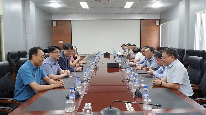 삼성중공업 대표단(왼쪽)과 베트남 PVSM 대표단이 원유 운반선 건조 협력에 대해 논의하고 있다. 페트로베트남 제공