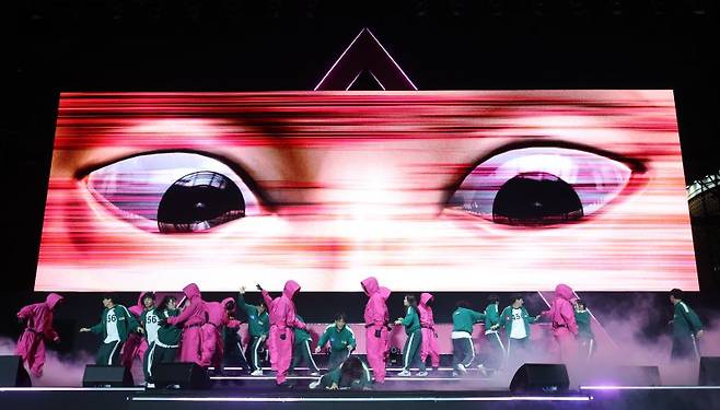 지난 28일 서울 중구 서울광장에서 열린 오징어게임3 팬 이벤트 행사에서 무대 퍼포먼스가 펼쳐지고 있다. 뉴시스