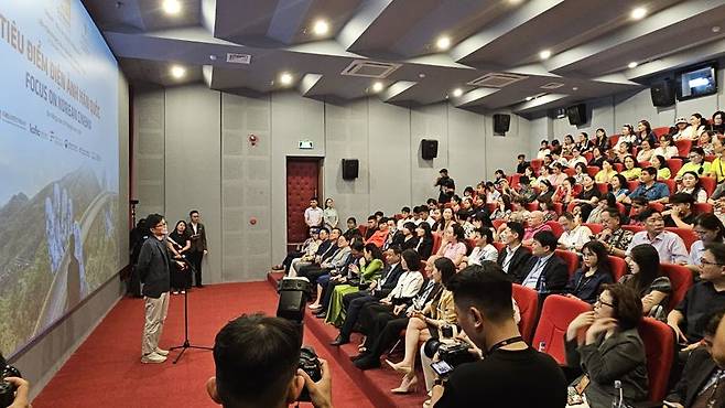 제3회 다낭아시안영화제(DAFF 2025)의 '포커스 온 코리안 시네마' 프로그램에서 개막작 '은행나무 침대'를 연출한 강제규 감독이 관객과의 대화에 나선 모습. 주베트남한국문화원 제공