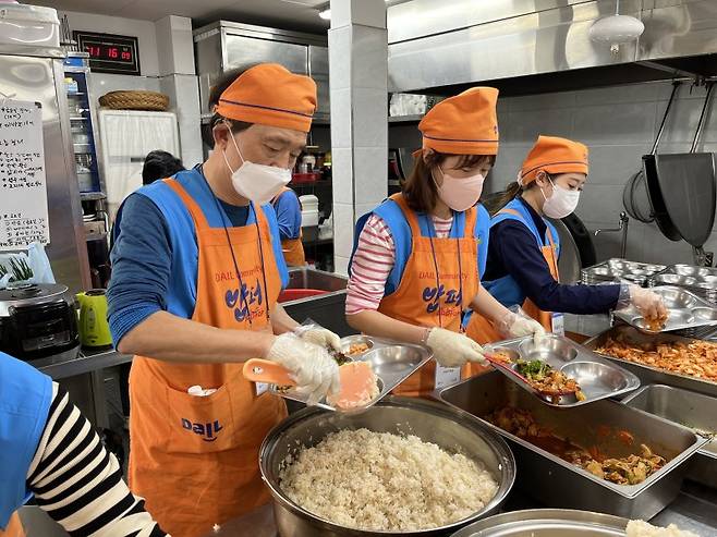 한미글로벌 김종훈 회장(맨왼쪽)이 구성원과 급식 봉사활동을 하고 있다. 한미글로벌 제공