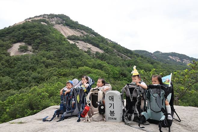 베이비 하이킹 클럽 회원들이 19일 오후 경기도 남양주시 불암산 애기봉에 올라 사진을 찍고 있다. 백소아 기자 thanks@hani.co.kr