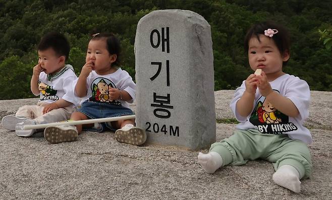 베이비 하이킹 클럽 이찬이군(왼쪽부터), 최가온양, 김서라양이 19일 오후 경기도 남양주시 불암산 애기봉에 떡뻥을 먹고 있다. 백소아 기자 thanks@hani.co.kr