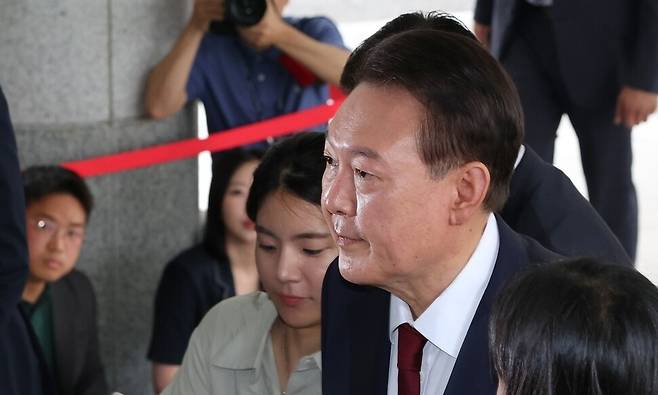 내란과 외환 등 각종 의혹의 정점에 있는 윤석열 전 대통령에 대한 첫 특검 대면조사가 28일 오전 서울 고등검찰청에 마련된 특검에서 열렸다. 공동취재사진