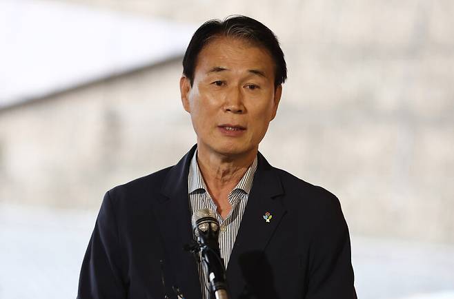 권오을 국가보훈부 장관 후보자가 25일 청문회 준비 사무실이 마련된 서울스퀘어로 출근하며 소감을 밝히고 있다. 연합뉴스