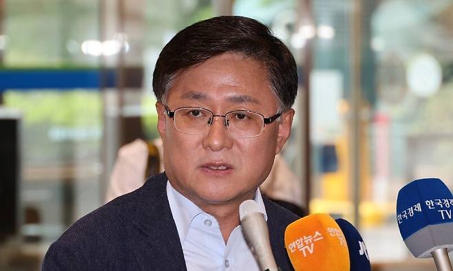 김성환 환경부 장관 후보자가 24일 오전 서울 영등포구 여의도 이룸빌딩 사무실 앞에서 기자들의 질문에 답하고 있다. 정용일 선임기자 yongil@hani.co.kr