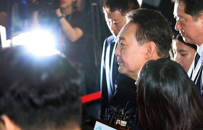 내란과 외환 등 각종 의혹의 정점에 있는 윤석열 전 대통령에 대한 첫 특검 대면조사가 지난 28일 오전 서울 고등검찰청에 마련된 특검에서 열렸다. 윤 전 대통령이 특검에 출석하기위해 차량에서 하차하고 있다. 공동취재사진