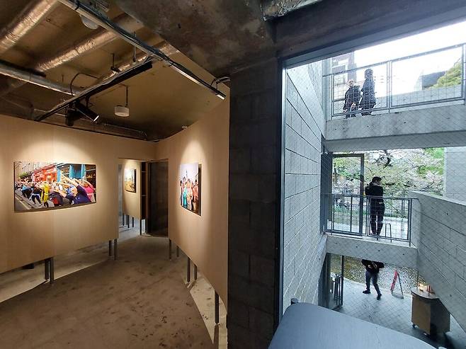 교토 도심 산조거리의 다카세천 옆에 있는 안도 타다오의 명작 건축물 ‘타임즈’의 특설전시장에 영국 사진대가 마틴 파의 작품들이 내걸렸다. 이 사진들의 시선 흐름이 벚꽃잎이 흘러가는 다카세천의 풍경과 자연스럽게 이어진다. 노형석 기자