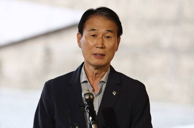 권오을 국가보훈부 장관 후보자가 지난 25일 인사청문회 준비 사무실이 마련된 서울스퀘어로 출근하며 소감을 밝히고 있다. 연합뉴스