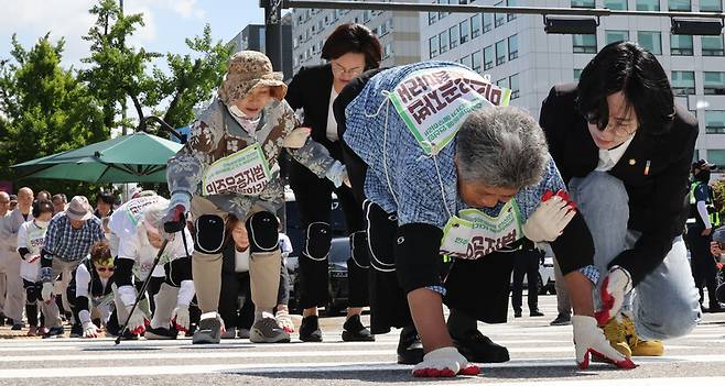 전국민족민주유가족협의회(유가협)와 민주유공자법제정추진단이 지난해 5월27일 국회 앞에서 법 제정 촉구 오체투지를 하고 있다. 연합뉴스